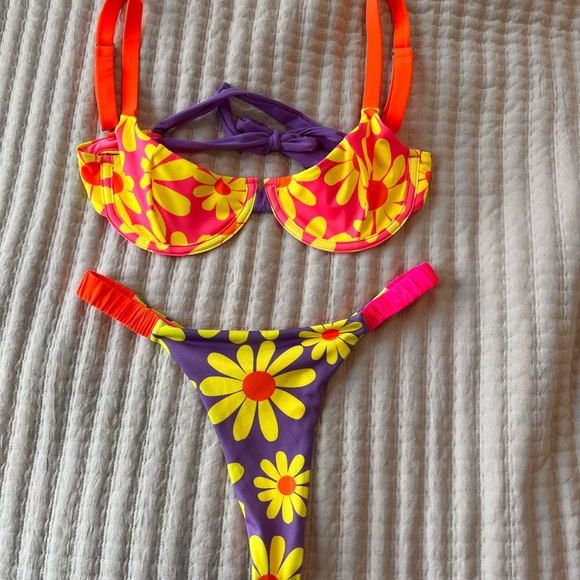 One One Swim Daisy Print Bikini Size S - Picture 1 of 6